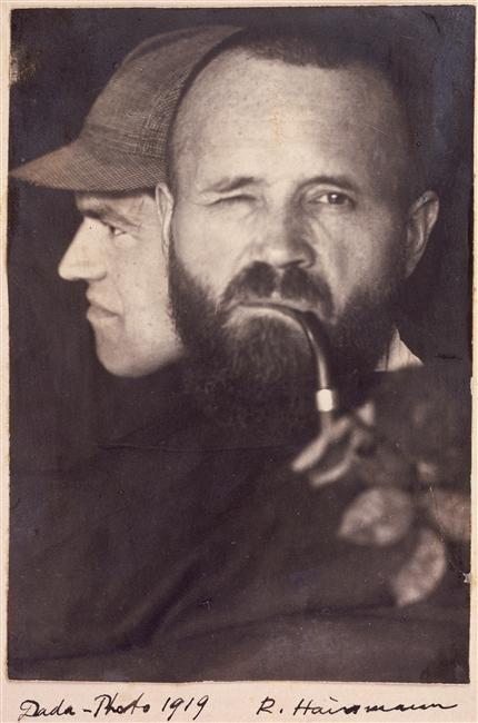 Le dadaïste Hans Johannes Baader. Derrière lui, son ami le poète Raoul HAUSMANN